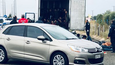 La policía griega intercepta un camión con 41 migrantes a bordo