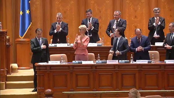 Rumänien hat eine neue bürgerliche Minderheitsregierung Rumänien hat eine neue bürgerliche Minderheitsregierung