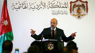 رئيس الوزراء الأردني عمر الرزاز خلال مؤتمر صحافي