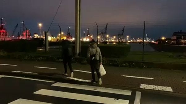 Így próbálnak menekültek Belgiumból Nagy-Britanniába jutni Így próbálnak menekültek Belgiumból Nagy-Britanniába jutni