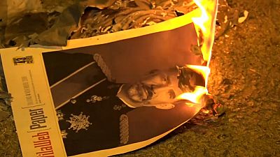 Διαδηλωτές «έκαψαν» τον Βασιλιά Φίλιππο 