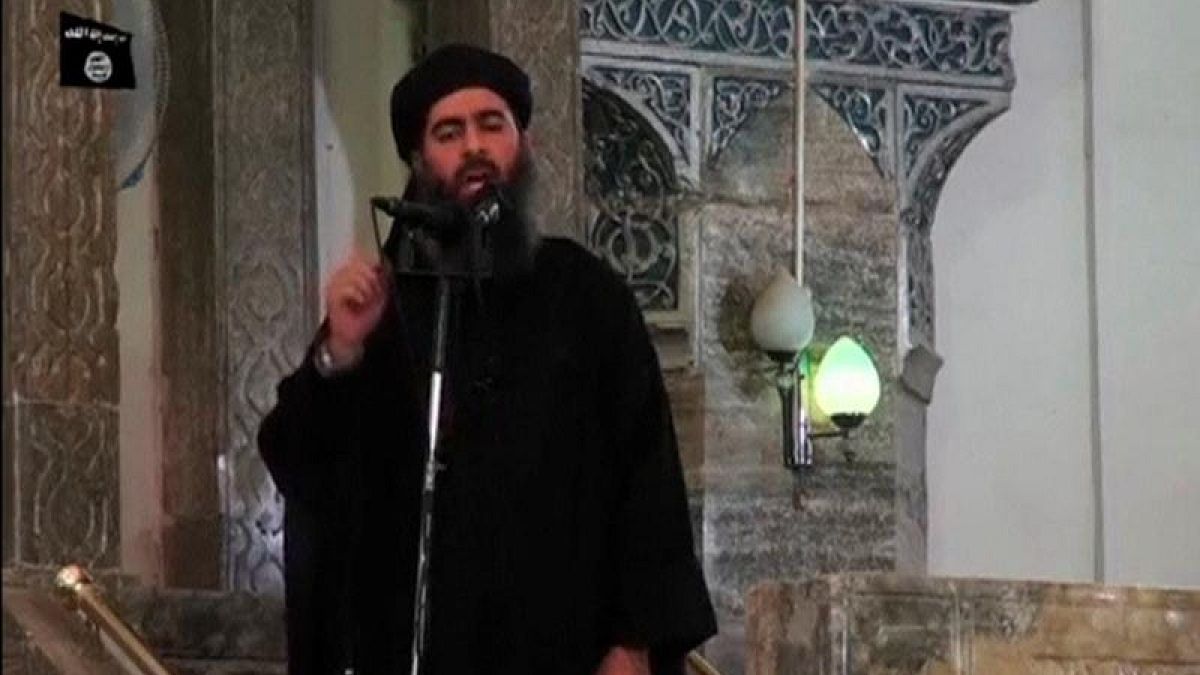 Una celebre immagine del Califfo al-Baghdadi (2014). 
