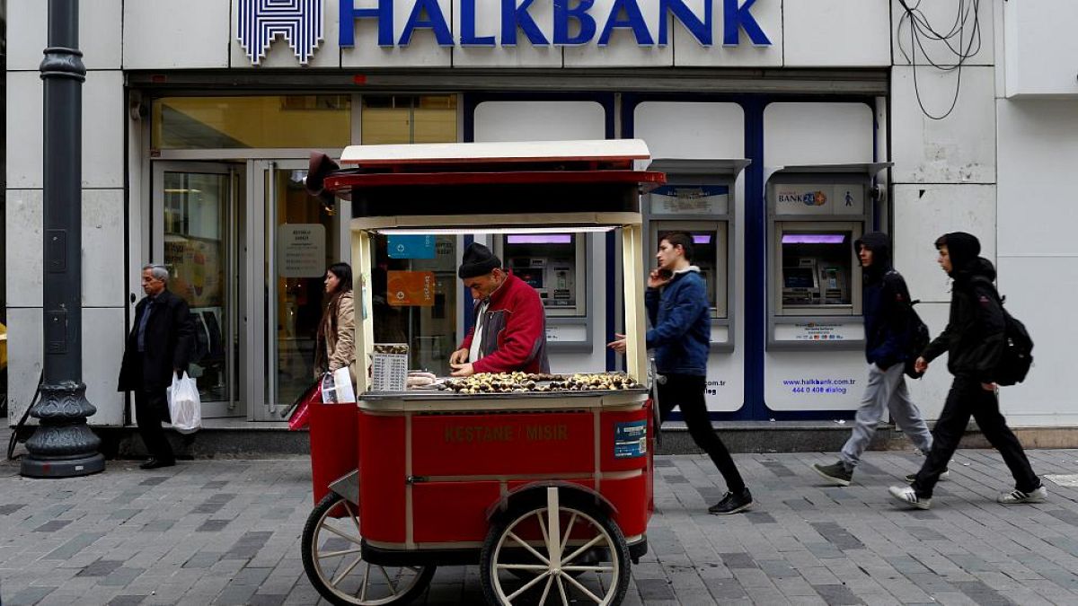 Halkbank, İran'a yönelik yaptırımlarının delinmesine yardımcı olmakla suçlanıyor