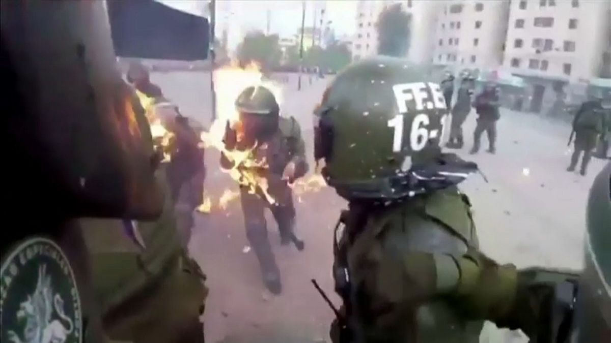 شاهد: اشتعال النيران في شرطيين بعد تعرضهما لهجوم بقنابل مولوتوف خلال احتجاجات تشيلي  