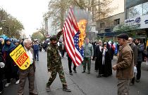 İranlı göstericiler 1979'da işgal edilen Amerikan büyükelçiliği önünde ABD bayrağı yaktı