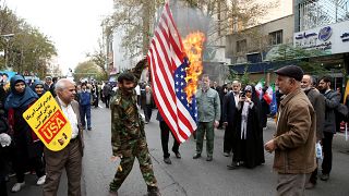İranlı göstericiler 1979'da işgal edilen Amerikan büyükelçiliği önünde ABD bayrağı yaktı