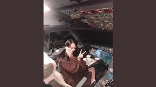 خلبان چینی که زنی را به کابین راه داده بود از کار برکنار شد