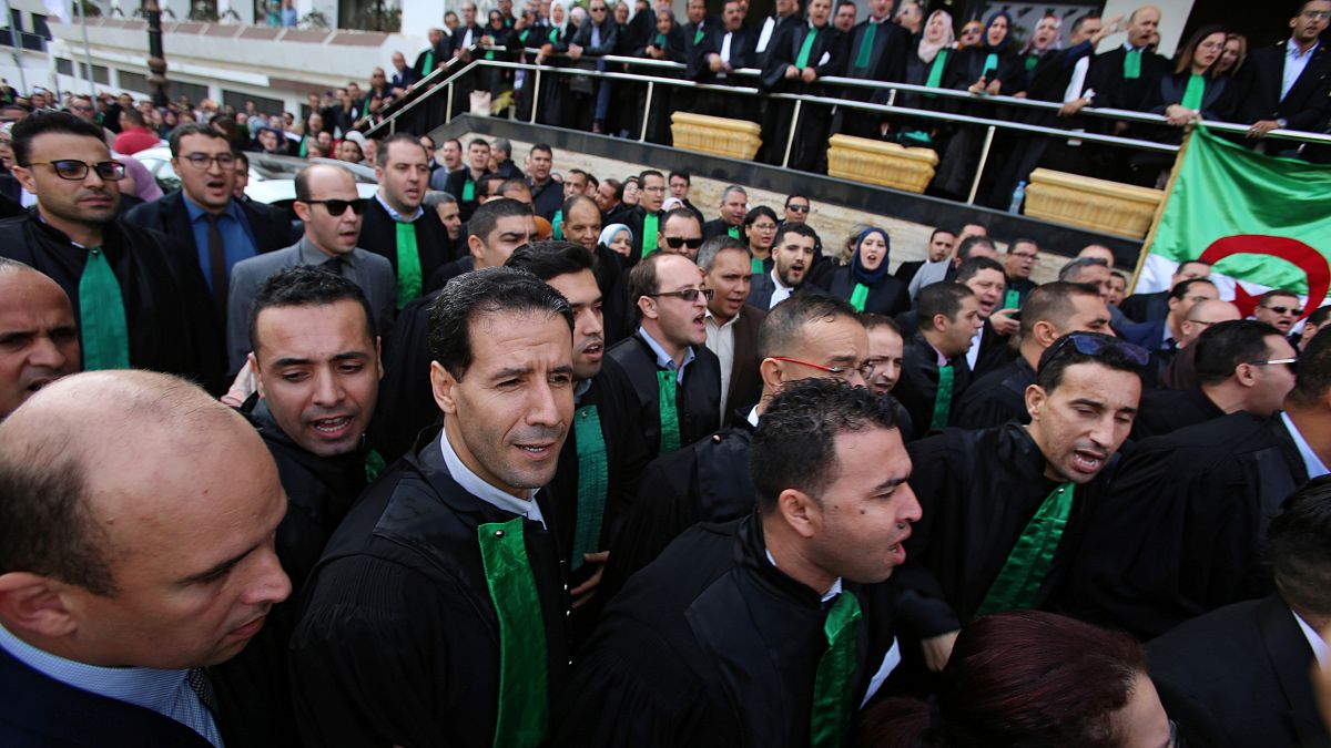 الجزائر: فتح تحقيق بشأن صدامات بين الشرطة وقضاة مضربين
