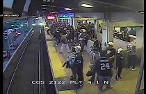 شاهد: عامل ينقذ رجلا من الموت في اللحظة الأخيرة بعد سقوطه أمام قطار مسرع 