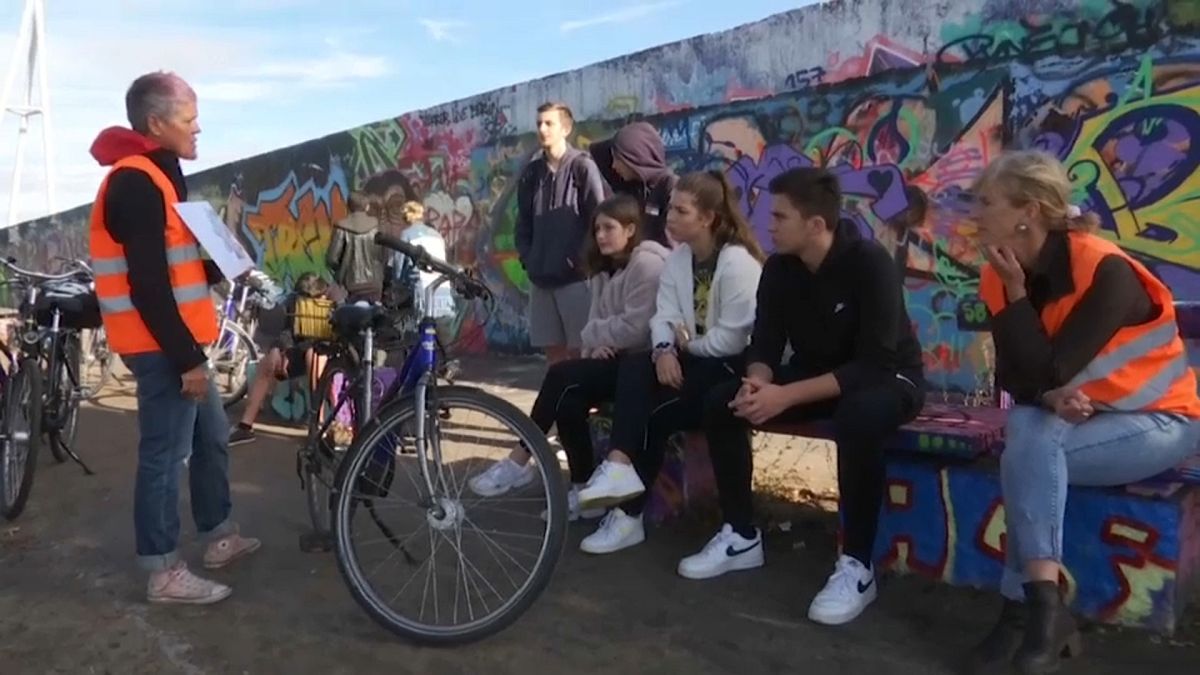 Watch: German pupils discover Berlin Wall by bike