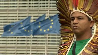 Proteste von Amazonas-Stämmen in Brüssel