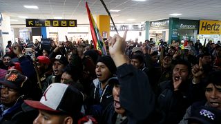 El líder opositor que estaba retenido abandona el aeropuerto de La Paz en avioneta militar