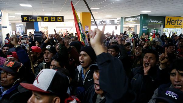 El líder opositor que estaba retenido abandona el aeropuerto de La Paz en avioneta militar El líder opositor que estaba retenido abandona el aeropuerto de La Paz en avioneta militar