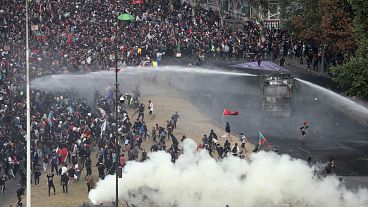 شاهد: تجدد الصدامات بين المحتجين وعناصر الشرطة في عاصمة تشيلي