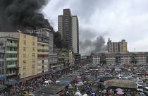 Mercado de Lagos invadido pelas chamas