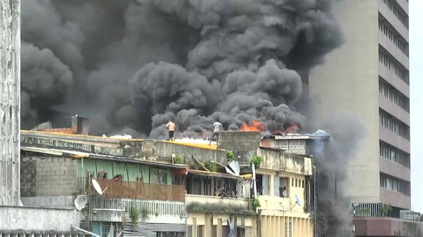 Mit Wassereimern gegen Brand von 5-stöckigem Gebäude in Lagos Mit Wassereimern gegen Brand von 5-stöckigem Gebäude in Lagos