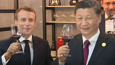 شاهد: ماكرون وشي جين بينغ يتذوقان النبيذ الفرنسي في معرض شنغهاي التجاري