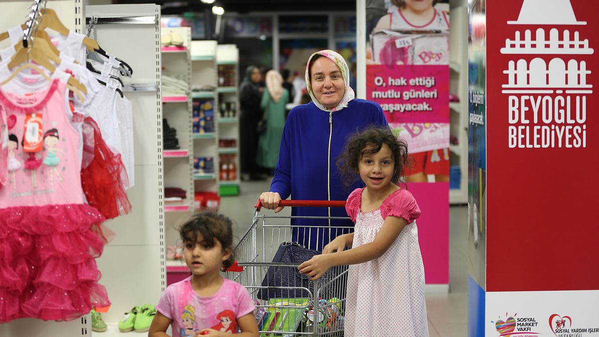 Beyoğlu Belediyesi öncülüğünde kurulan Sosyal Market yoksul ailelerin umudu oldu. Çocuklara bayramlık hediye edildi (2016).