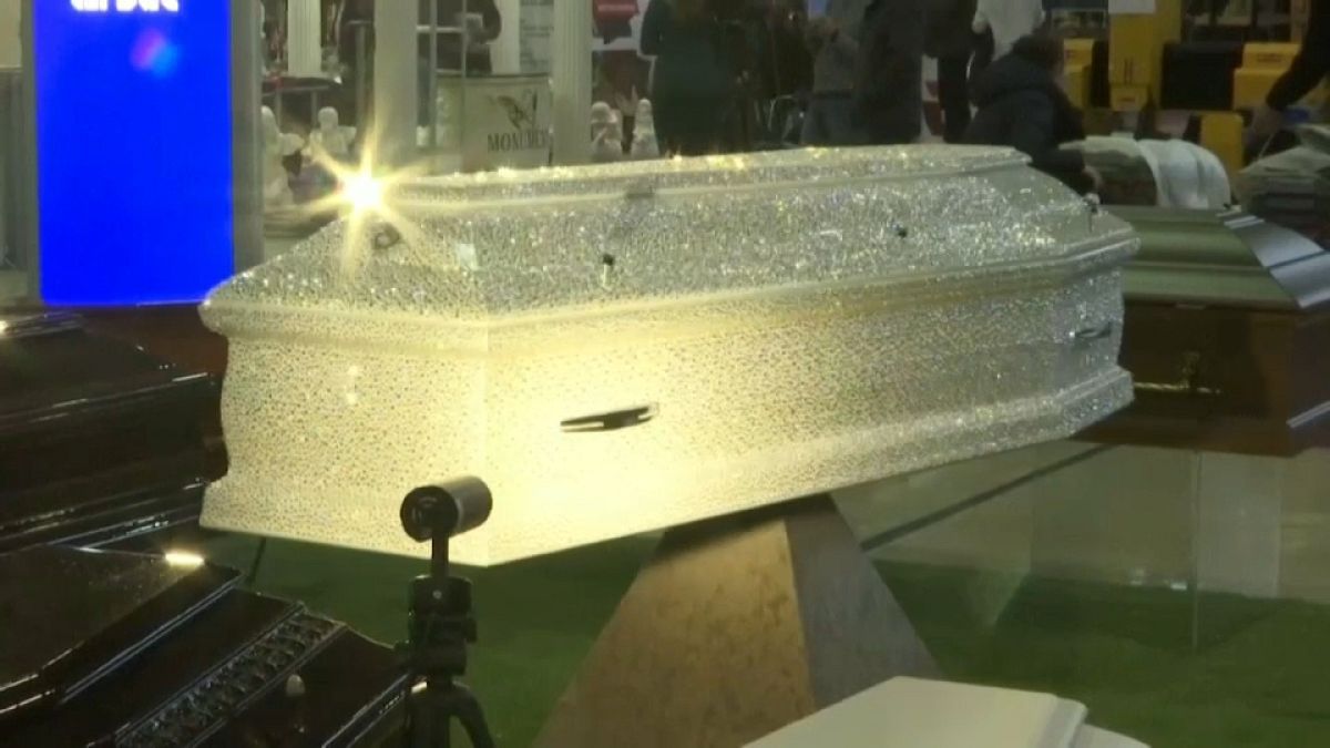 شاهد: تابوت استثنائي مرصع بآلاف جواهر "شواروفسكي" في معرض موسكو