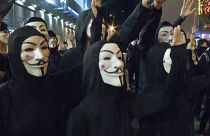 Az elszánt hongkongi tüntetők álarcban emlékeznek az álarctilalom hófordulójára