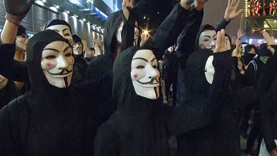 معترضان هنگ‌کنگی با ماسک‌های «گای فاکس» در خیابان