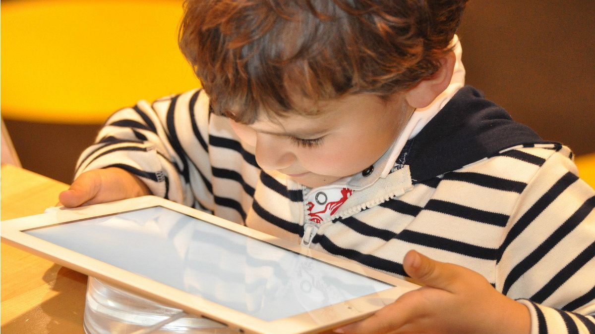 نگاه کردن زیاد کودکان به صفحه نمایشگر رشد مغزی آنان را کمتر می‌کند