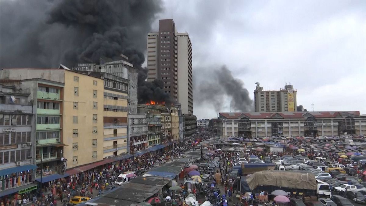 Nigeria: Dramatic pix of building fire in Lagos market area