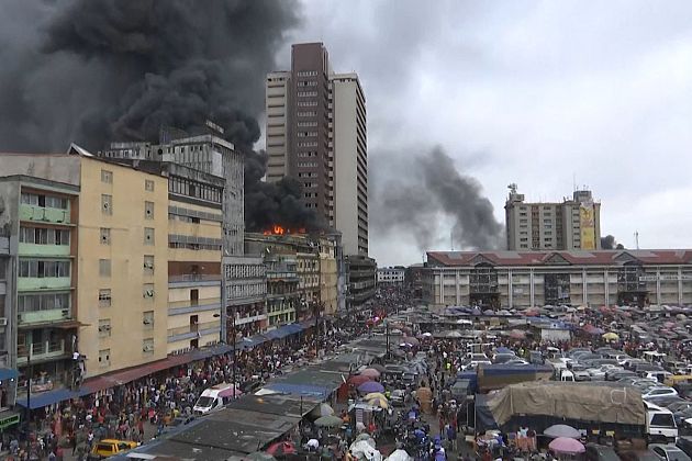 Um dos maiores mercados nigerianos em chamas