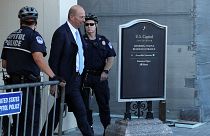 غوردون سوندلاند مغادراً مبنى الكونغرس بعد جلسة الاجتماع 