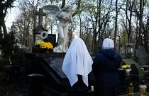 Polonya'da mezarlığı ziyaret eden rahibeler