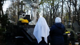 Polonya'da mezarlığı ziyaret eden rahibeler
