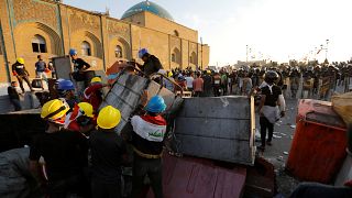Irak'ın başkenti Bağdat'ta protestocular Şüheda Köprüsü'nü işgal etti