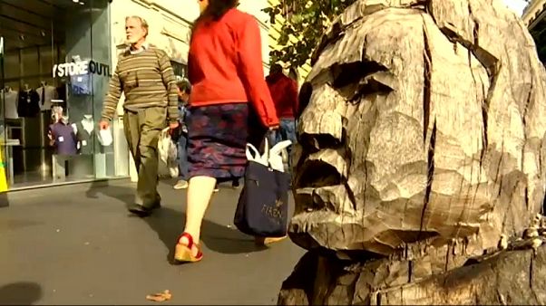 Arte: l'uomo che sussurra ai tronchi d'albero Arte: l'uomo che sussurra ai tronchi d'albero