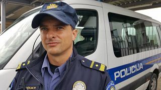 شاهد: الشرطة الكرواتية تعثر على 9 مهاجرين مختبئين داخل سيارة شحن