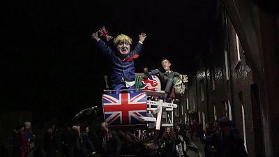 بریتانیا؛ آدمک بوریس جانسون سوار بر غلتک در جشن آتش