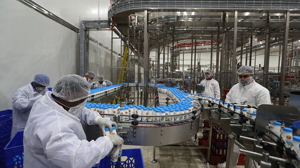 مصنع ألبان في الصحراء وإجراءات جديدة تتخذها قطر لمواجهة المقاطعة مصنع ألبان في الصحراء وإجراءات جديدة تتخذها قطر لمواجهة المقاطعة