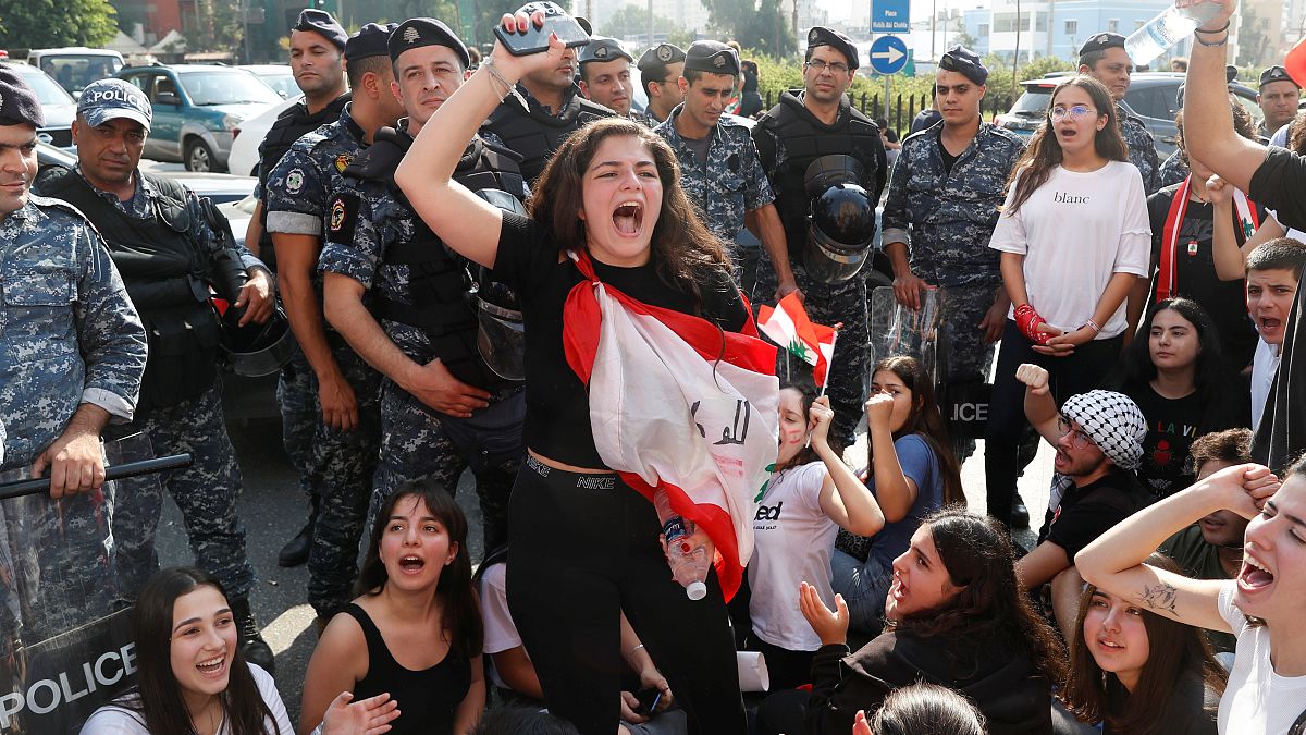 طلاب لبنان يعتصمون مساندة للحراك الشعبي وتحدياً لاستئناف الدروس