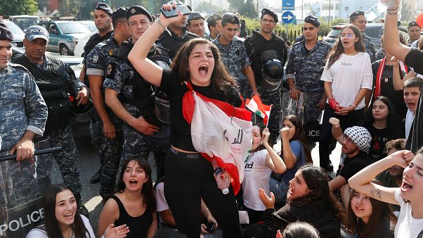 طلاب لبنان يعتصمون مساندة للحراك الشعبي وتحدياً لاستئناف الدروس طلاب لبنان يعتصمون مساندة للحراك الشعبي وتحدياً لاستئناف الدروس