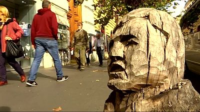 ویدئو؛ هنرمند ایتالیایی به درخت‌های مُرده رم جان بخشید