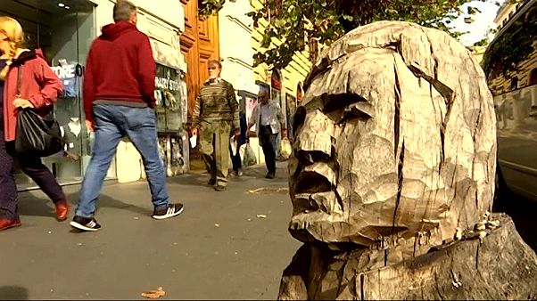 Un joven artista convierte árboles muertos en esculturas Un joven artista convierte árboles muertos en esculturas