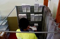 Mise en place d'un isoloir dans un bureau de vote à Barcelone, le 6 novembre 2019