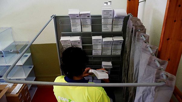Mise en place d'un isoloir dans un bureau de vote à Barcelone, le 6 novembre 2019 Mise en place d'un isoloir dans un bureau de vote à Barcelone, le 6 novembre 2019