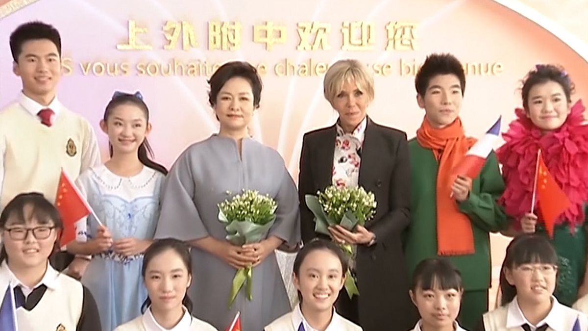 Первые леди Франции и Китая пошли в школу