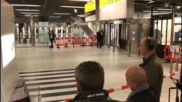 Fausse alerte sécuritaire à l'aéroport Schiphol d'Amsterdam, après l'erreur d'un pilote Fausse alerte sécuritaire à l'aéroport Schiphol d'Amsterdam, après l'erreur d'un pilote