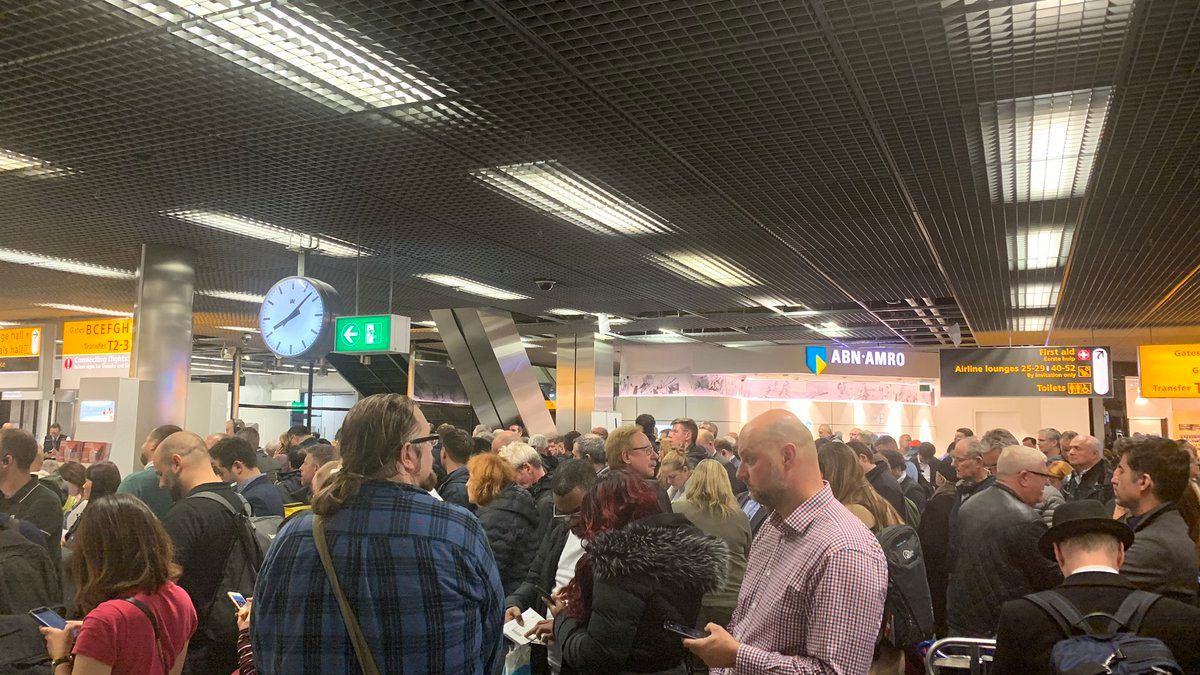 Passageiros retidos no aeroporto Schiphol durante falso alarme