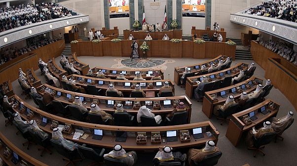الكويت: المئات يتظاهرون ضد الفساد أمام مقر مجلس الأمة الكويت: المئات يتظاهرون ضد الفساد أمام مقر مجلس الأمة
