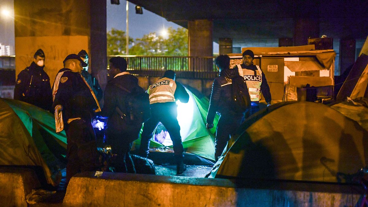 Париж: полиция выселяет мигрантов из нелегальных лагерей 