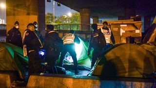 Париж: полиция выселяет мигрантов из нелегальных лагерей