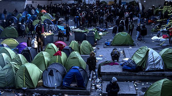 Paris Porte de la Chapelle mahallesinde bir göçmen kampı Paris Porte de la Chapelle mahallesinde bir göçmen kampı