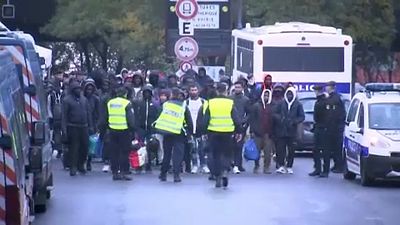 В Париже демонтируют незаконные лагеря беженцев